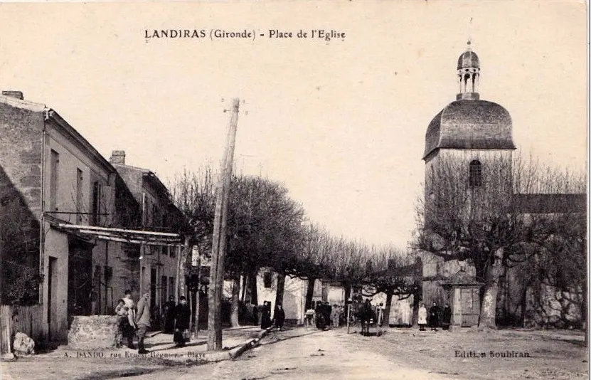 Ancienne carte postale de la place de l'église de Landiras, au début du XXe siècle